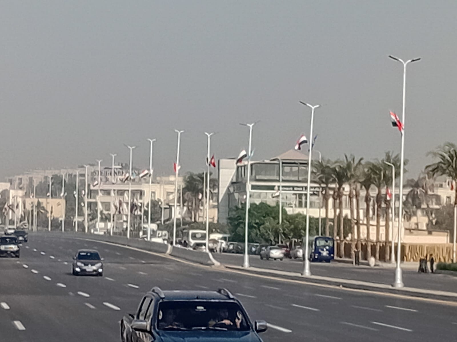 تعليق الأعلام واللافتات الترحيبية بالدول الضيوف على الطرق والمحاور المؤدية للمتحف المصري الكبير (3)