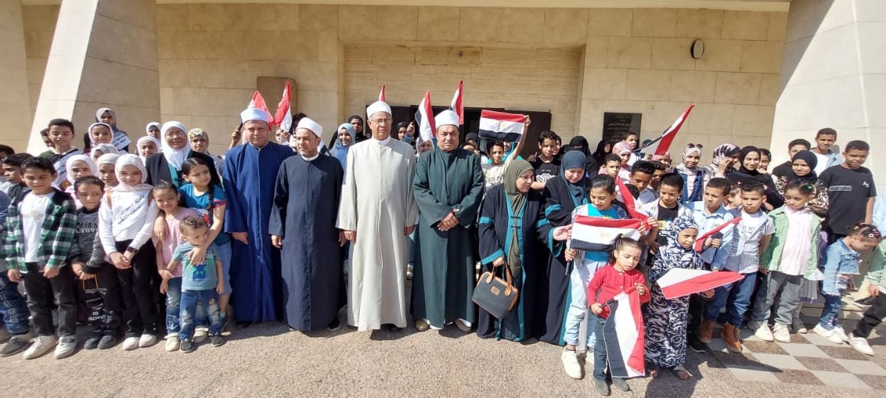 صورة تذكارية أمام المتحف 