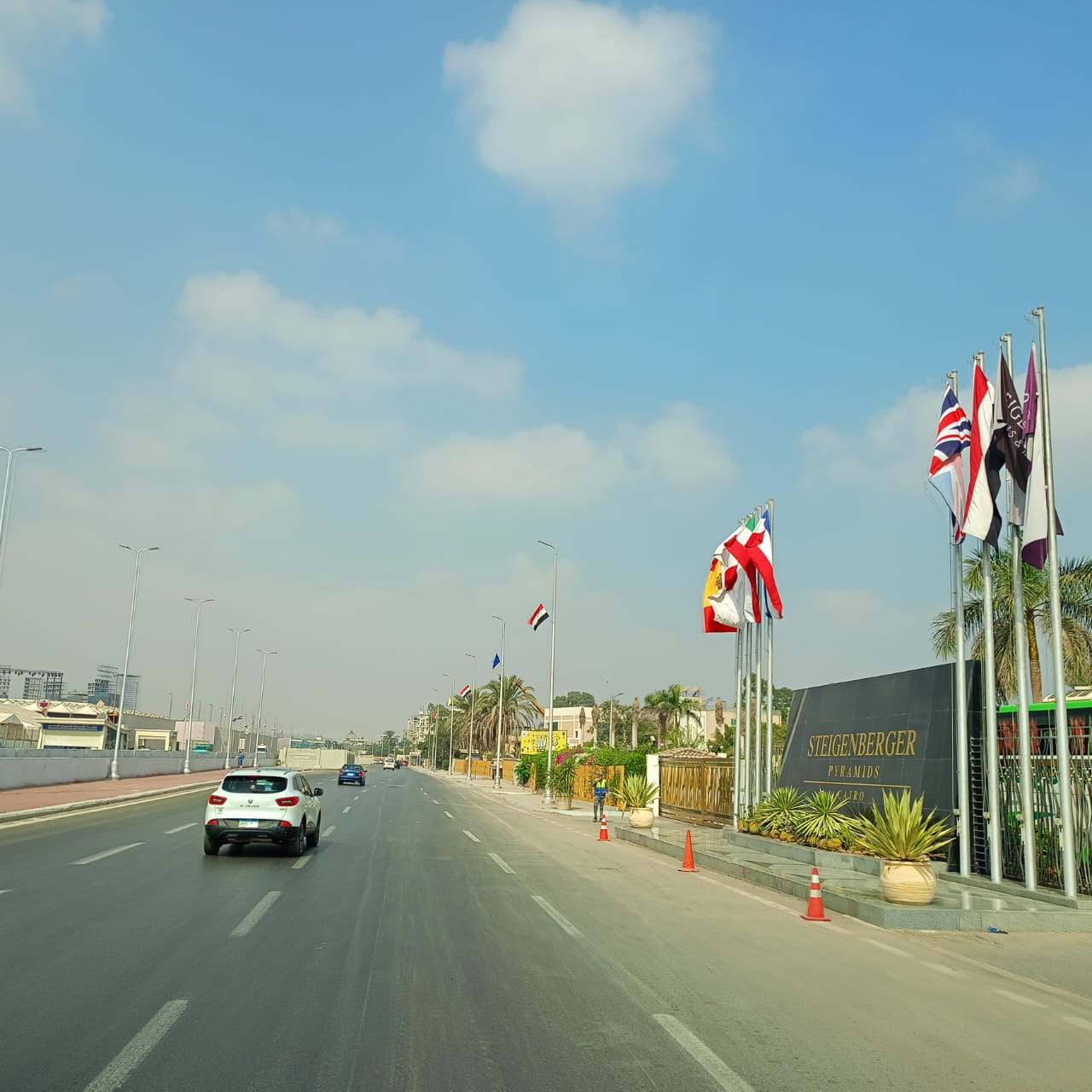 تعليق الأعلام واللافتات الترحيبية بالدول الضيوف على الطرق والمحاور المؤدية للمتحف المصري الكبير (4)