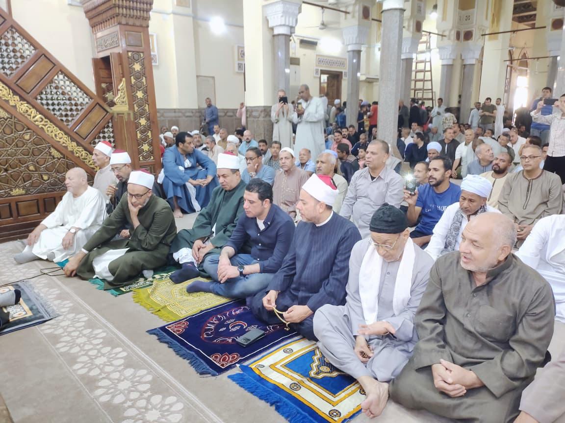 نائب المجافظ يؤدى صلاة الجمعة 