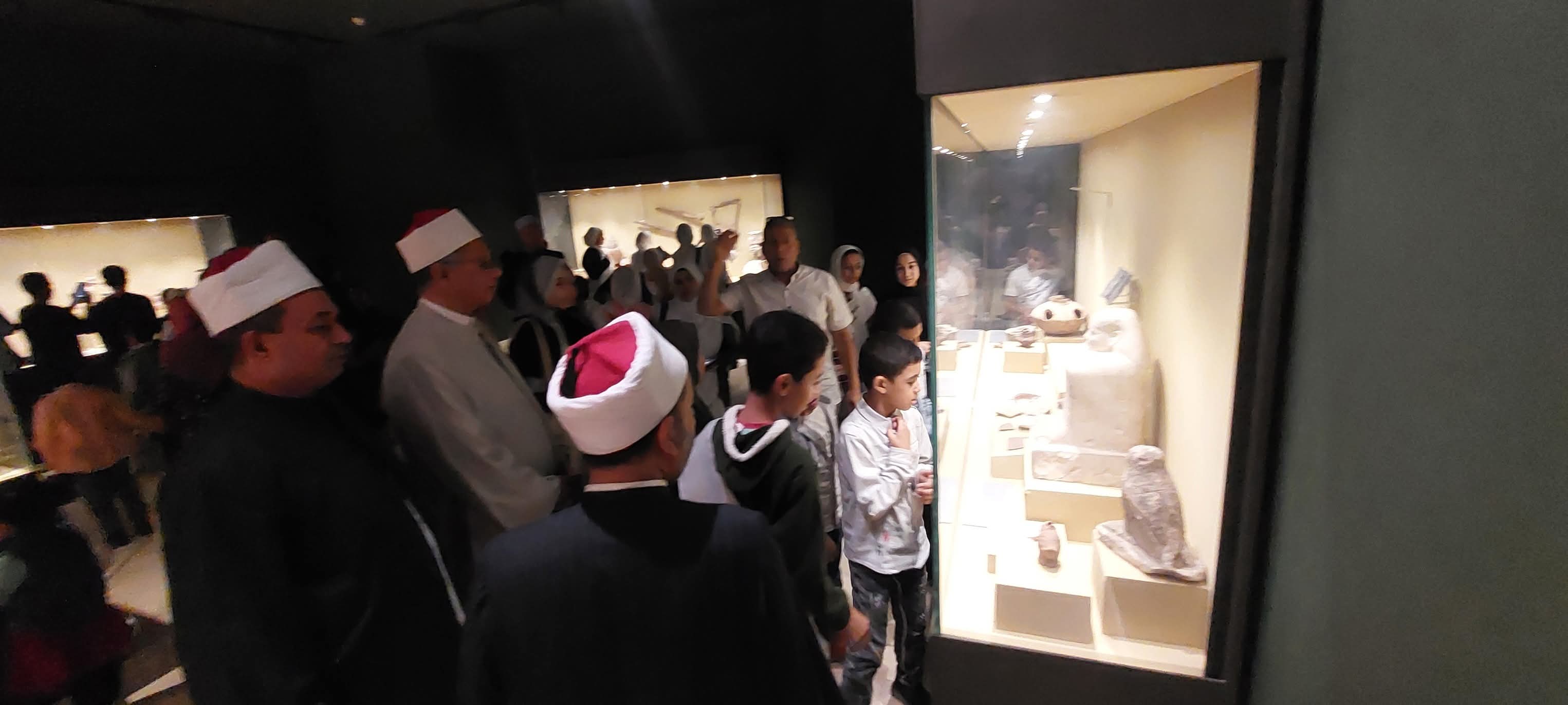 مشاهدة القطع الأثرية 