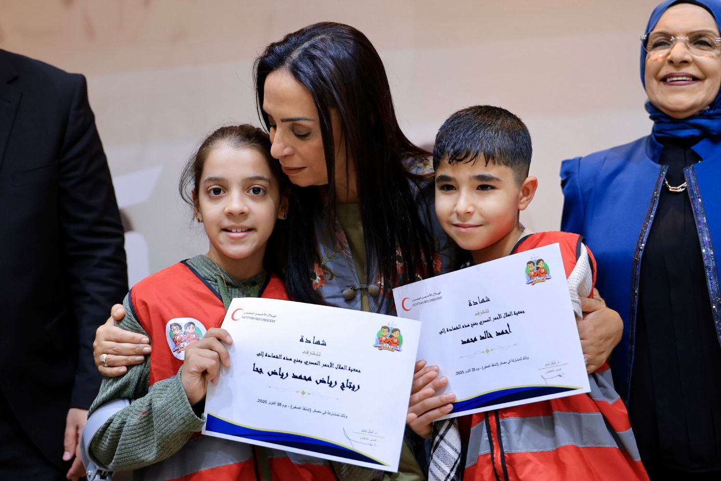 الدكتورة مايا مرسى تسلم الأطفال الفلسطينيين شهادات اجتياز دورة المنقذ الصغير