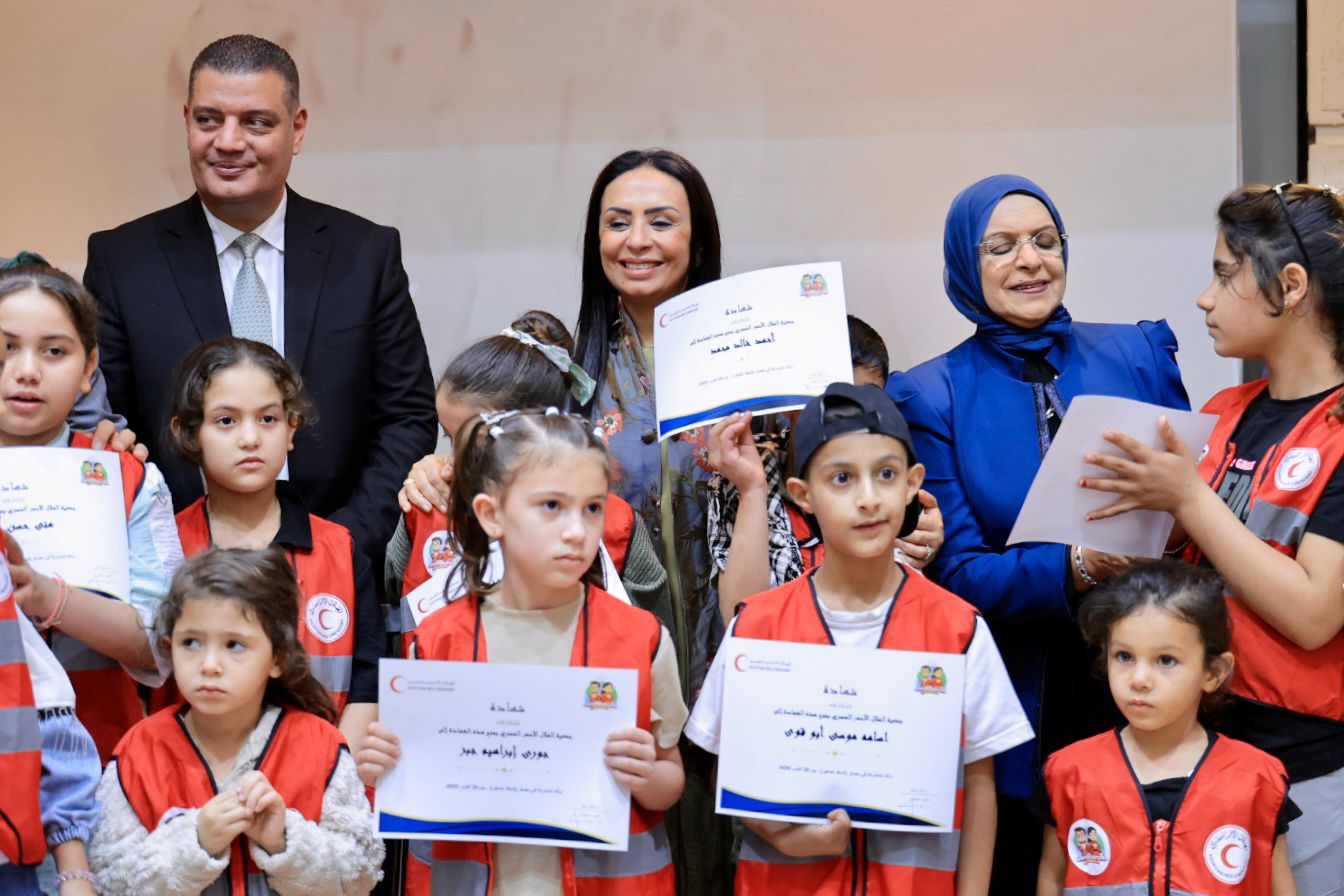 خلال تسليم الأطفال الفلسطينيين شهادات اجتياز دورة المنقذ الصغير