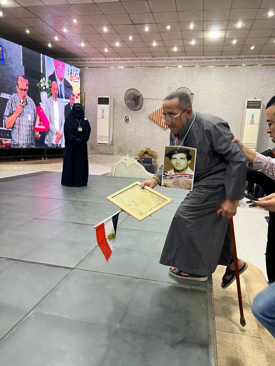 صعود أحد الابطال للتكريم صعود أحد الابطال للتكريم