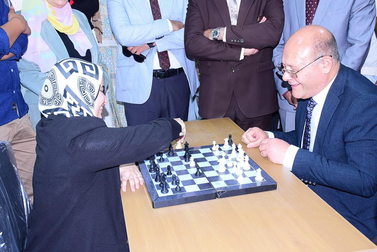 رئيس الجامعة يلعب الشطرنج