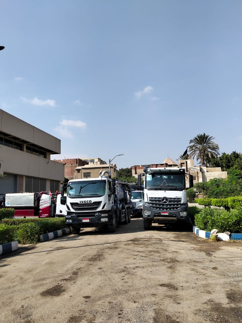 سيارات مياه الشرب بالقرب من الطرق والمحاور سيارات مياه الشرب بالقرب من الطرق والمحاور