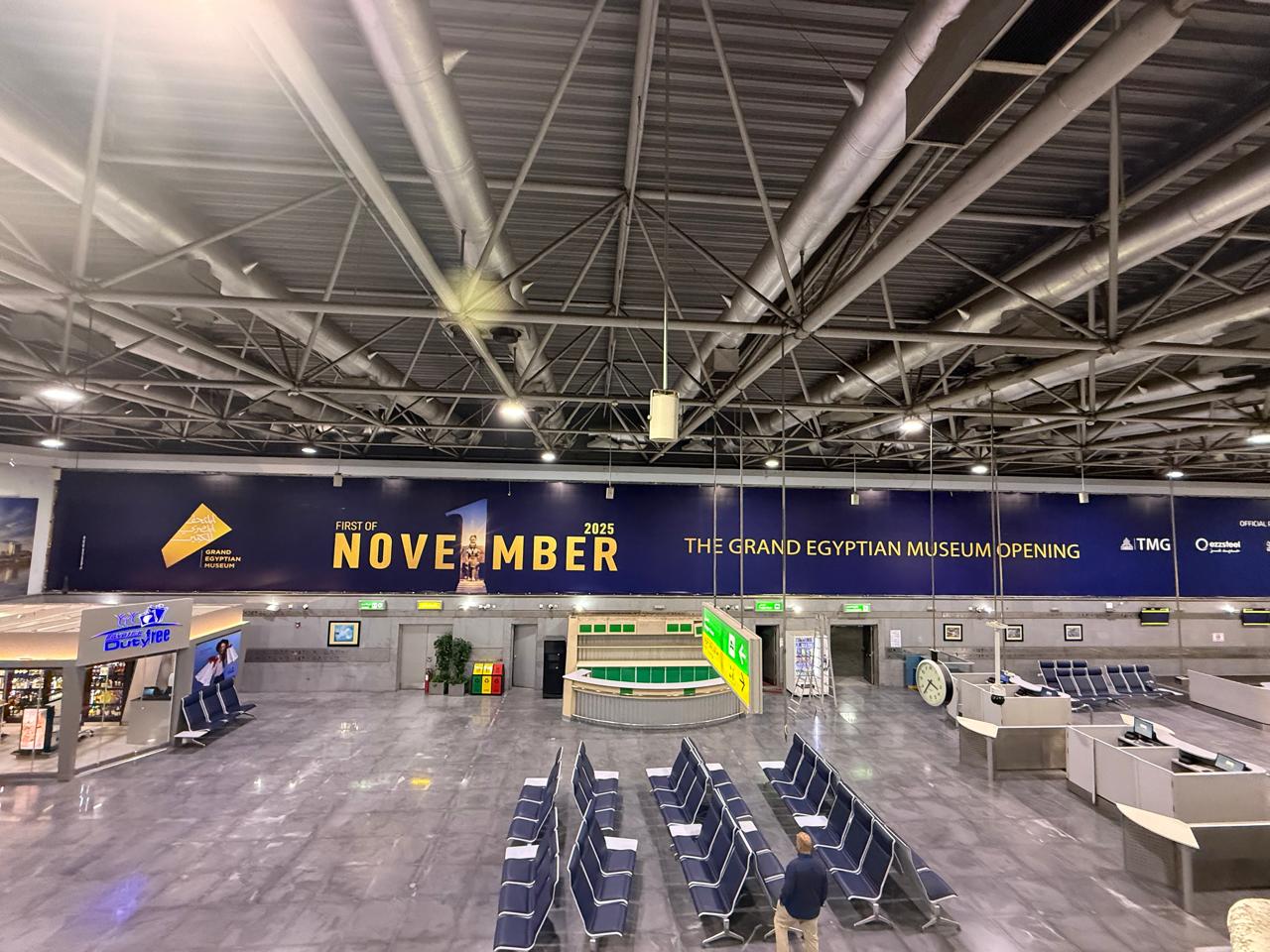 مطار القاهرة يتزين بصور افتتاح المتحف المصري الكبير مطار القاهرة يتزين بصور افتتاح المتحف المصري الكبير