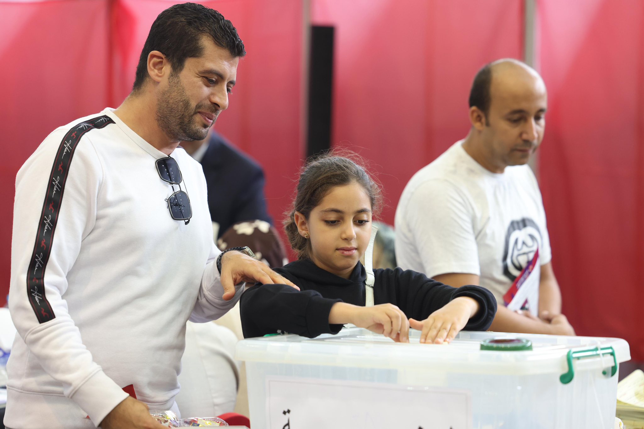 طفله تشارك في انتخابات الأهلي طفله تشارك في انتخابات الأهلي