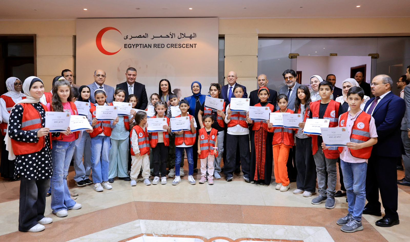 وزيرة التضامن تسلم مجموعة من الأطفال الفلسطينيين شهادات اجتياز دورة المنقذ الصغير