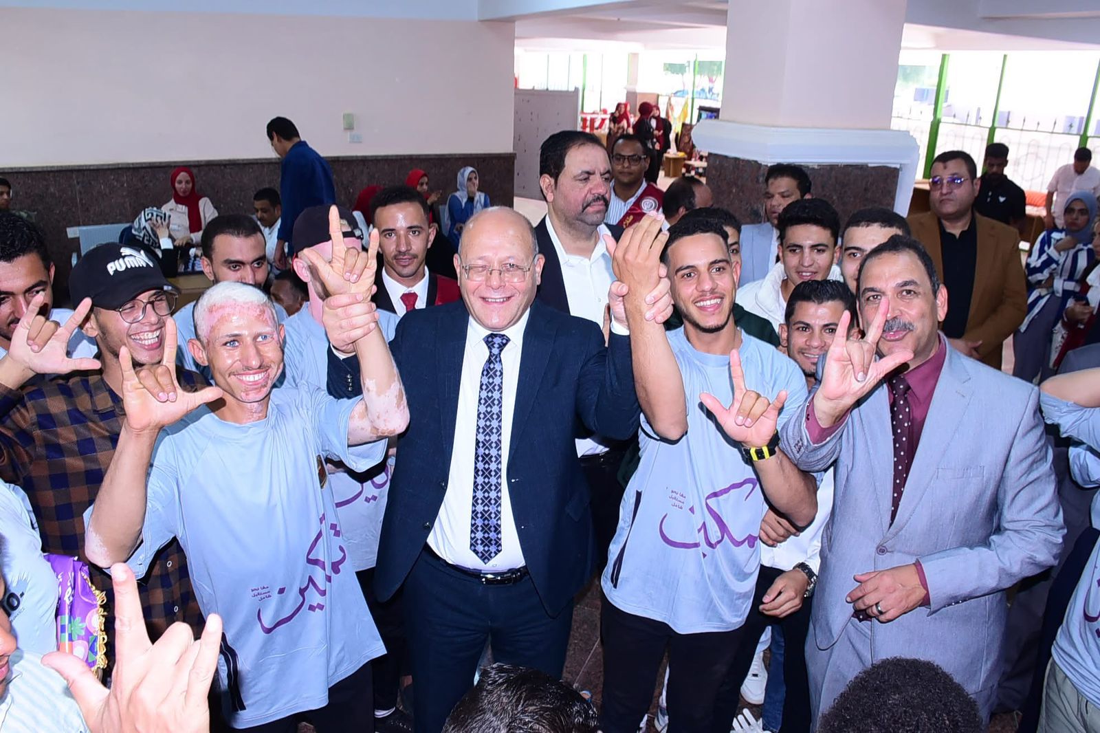 رئيس الجامعة بالنشاط