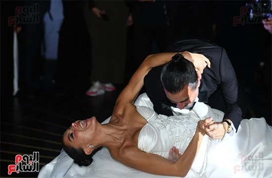 سقوط هايدي خالد اثناء رقصها مع عريسها هادي الباجوري
