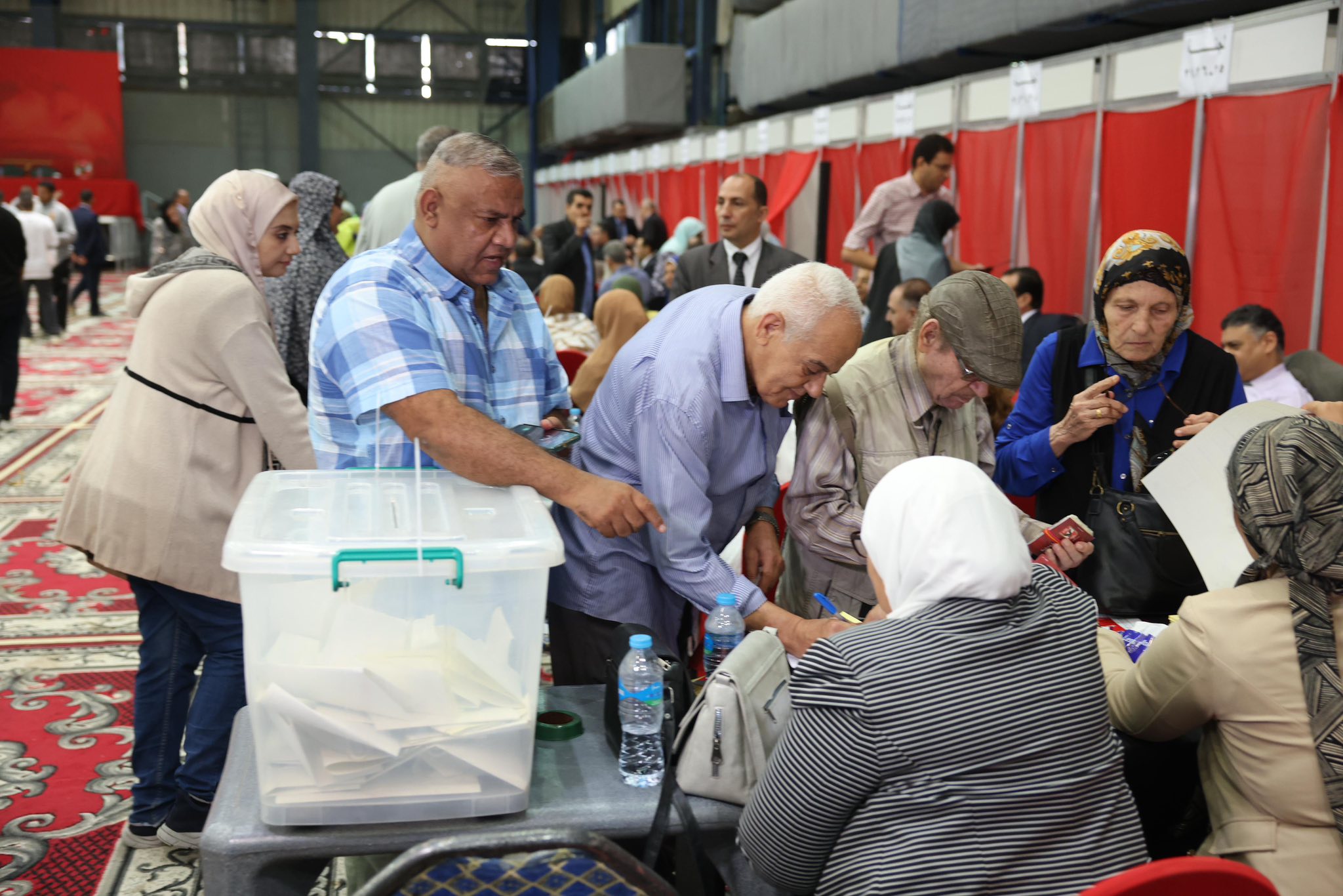كبار السن يشاركطون في انتخابات الاهلي كبار السن يشاركطون في انتخابات الاهلي