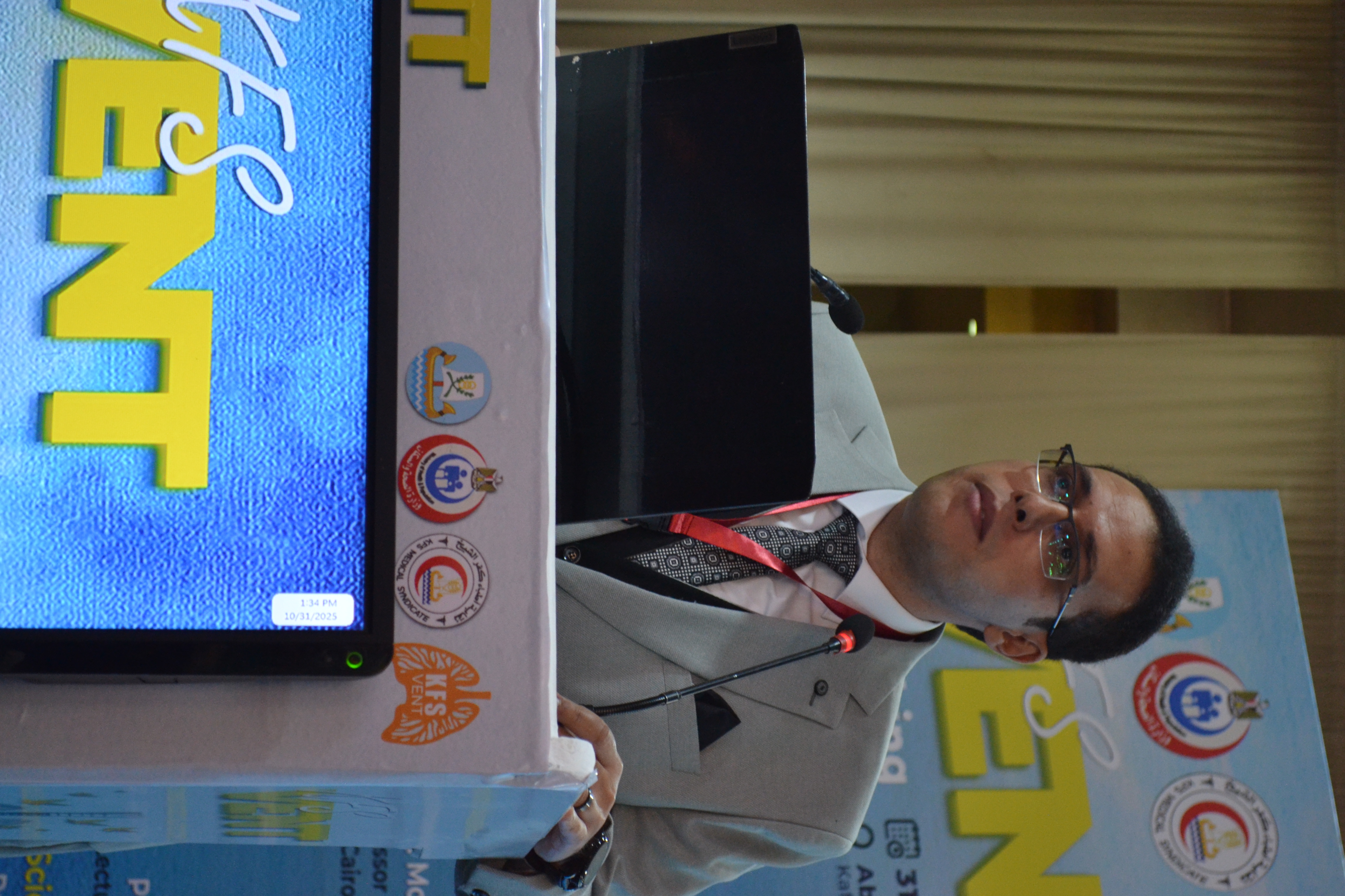 الدكتور أحمد عامر أستاذ أمراض الصدر بجامعة القاهرة