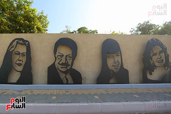 رموز مصر يزينون محيط المتحف الكبير