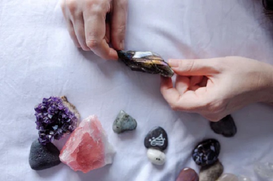 طاقة الاحجار الكريمة