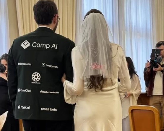 زوج يحول بدلته للوحة إعلانات