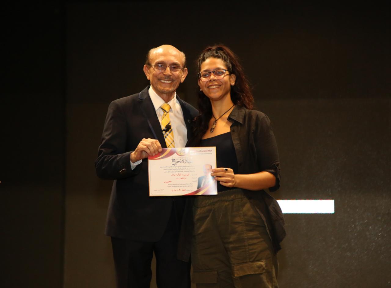 محمد صبري وخريجي ورشته