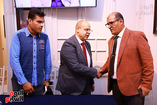 أكرم القصاص يصافح أحد الحضور