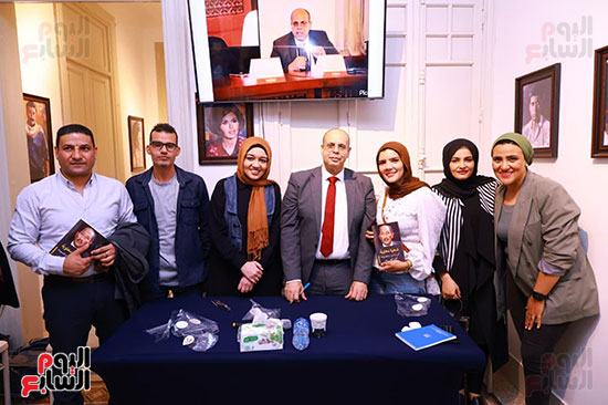 أكرم القصاص مع الزملاء فى اليوم السابع