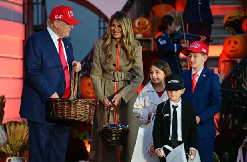 كيف احتفل ترامب وميلانيا بـ الهالوين مع الأطفال فى البيت الأبيض؟.. صور