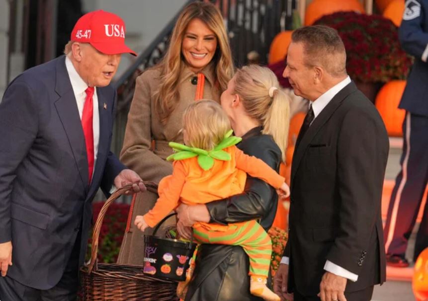 كيف احتفل ترامب وميلانيا بـ الهالوين مع الأطفال فى البيت الأبيض؟.. صور