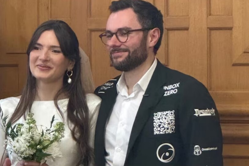 عريس فرنسى يحول بدلته للوحة إعلانات