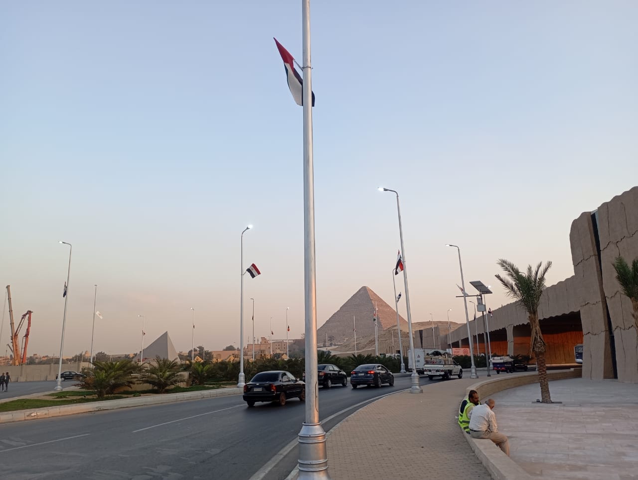 تعليق الأعلام في محيط المتحف المصرى الكبير