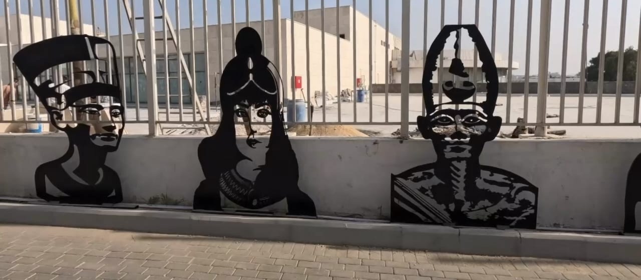 جانب من اعمال التجميل بمحيط المتحف المصري الكبير