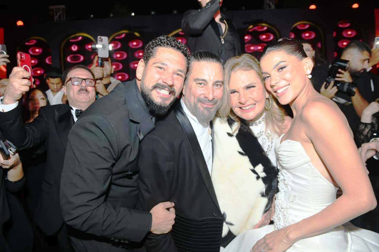 يسرا ومحمود شاهين  مع العروسين