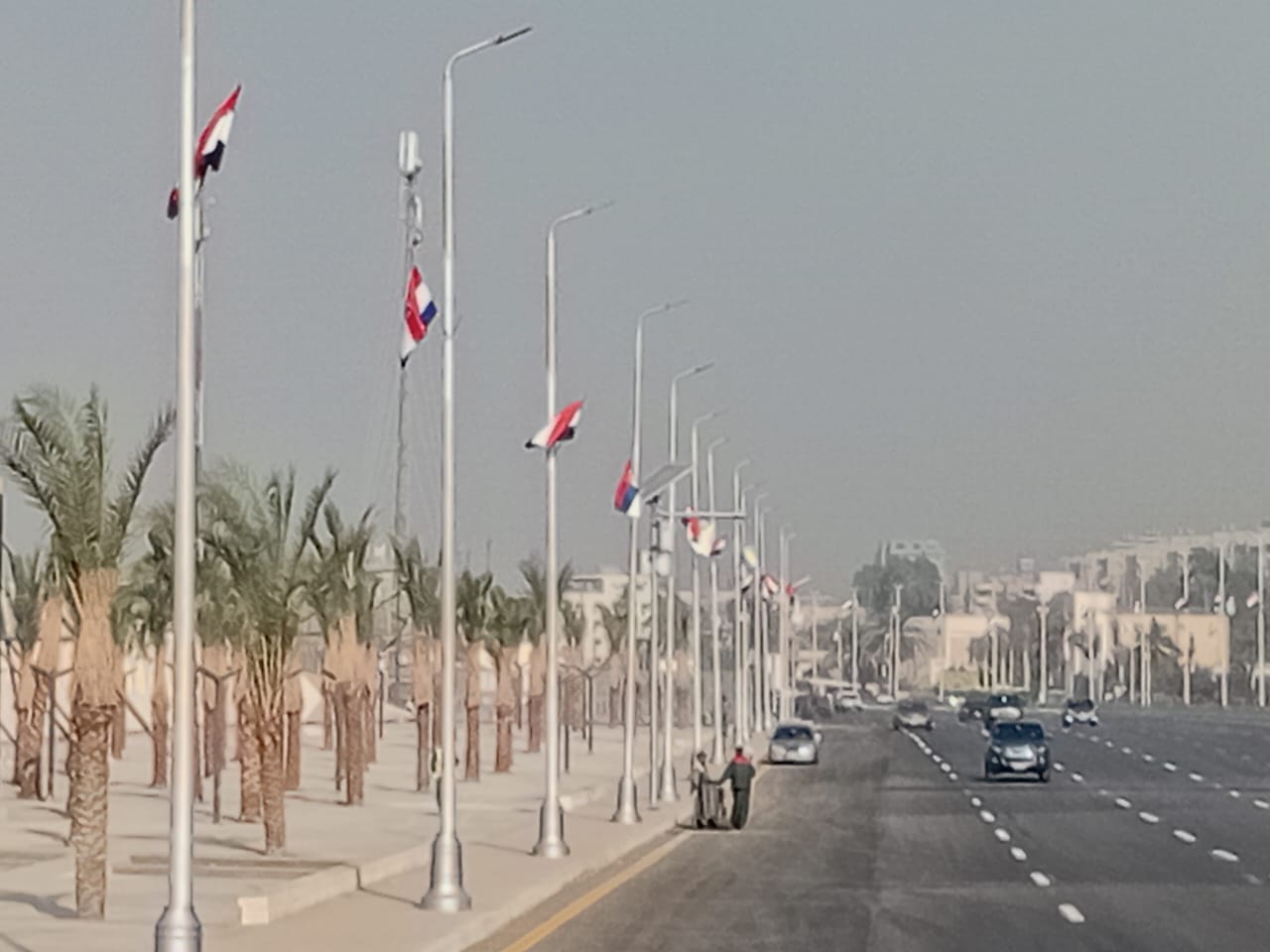 تعليق الأعلام واللافتات الترحيبية بالدول الضيوف على الطرق والمحاور المؤدية للمتحف المصري الكبير (2)