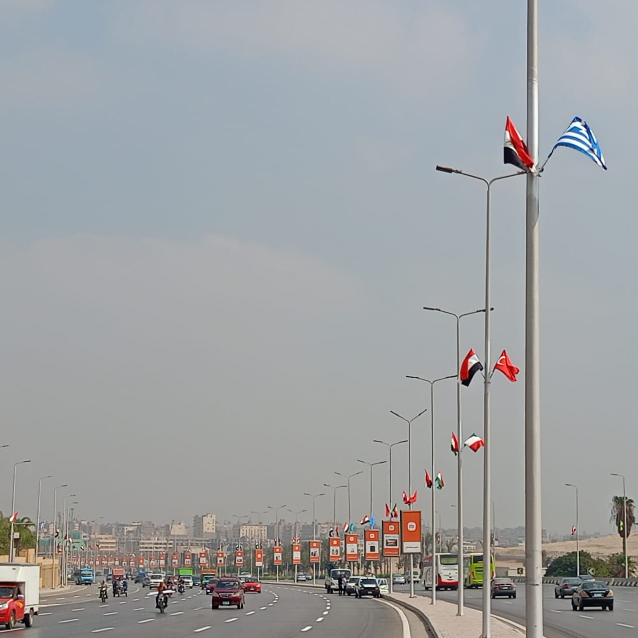 تعليق أعلام الدول المشاركة في حفل افتتاح المتحف المصرى الكبير