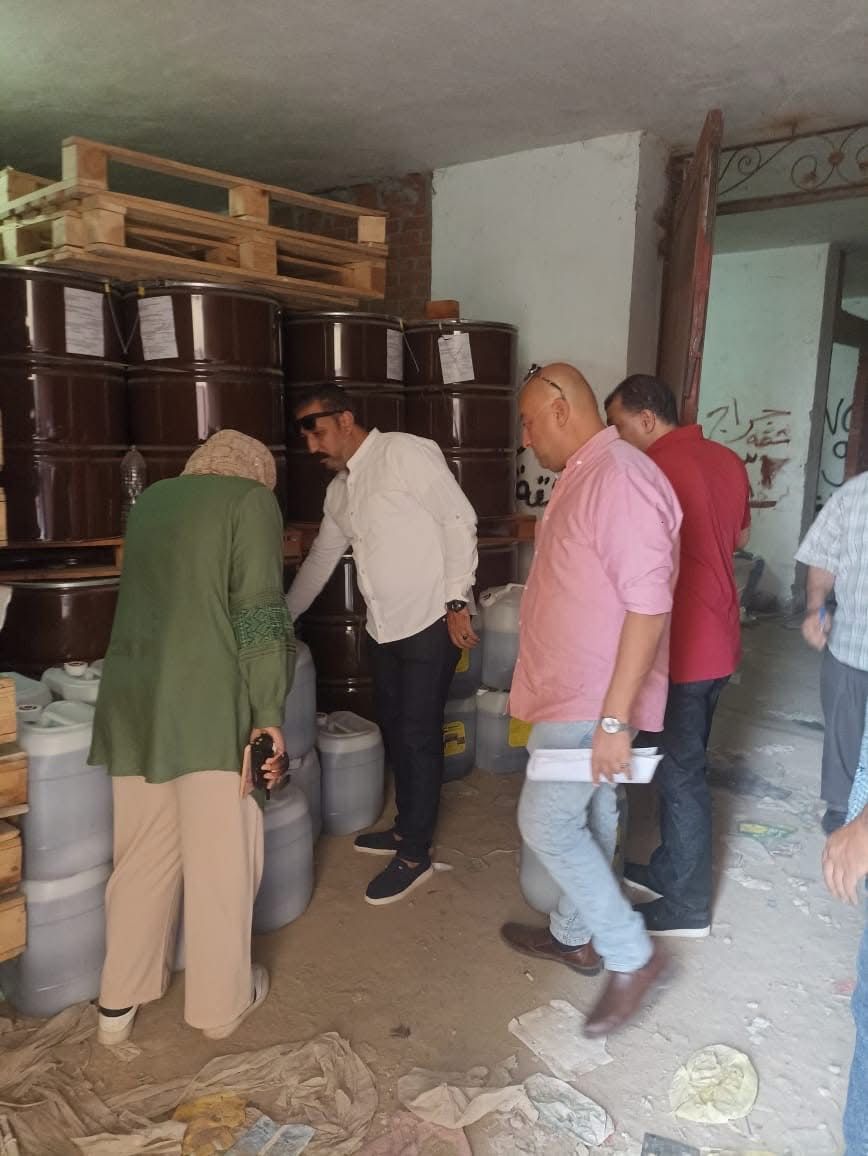 ضبط مخزن غير مرخص بقويسنا لصناعة الحلاوة الطحينية فى المنوفية (8)