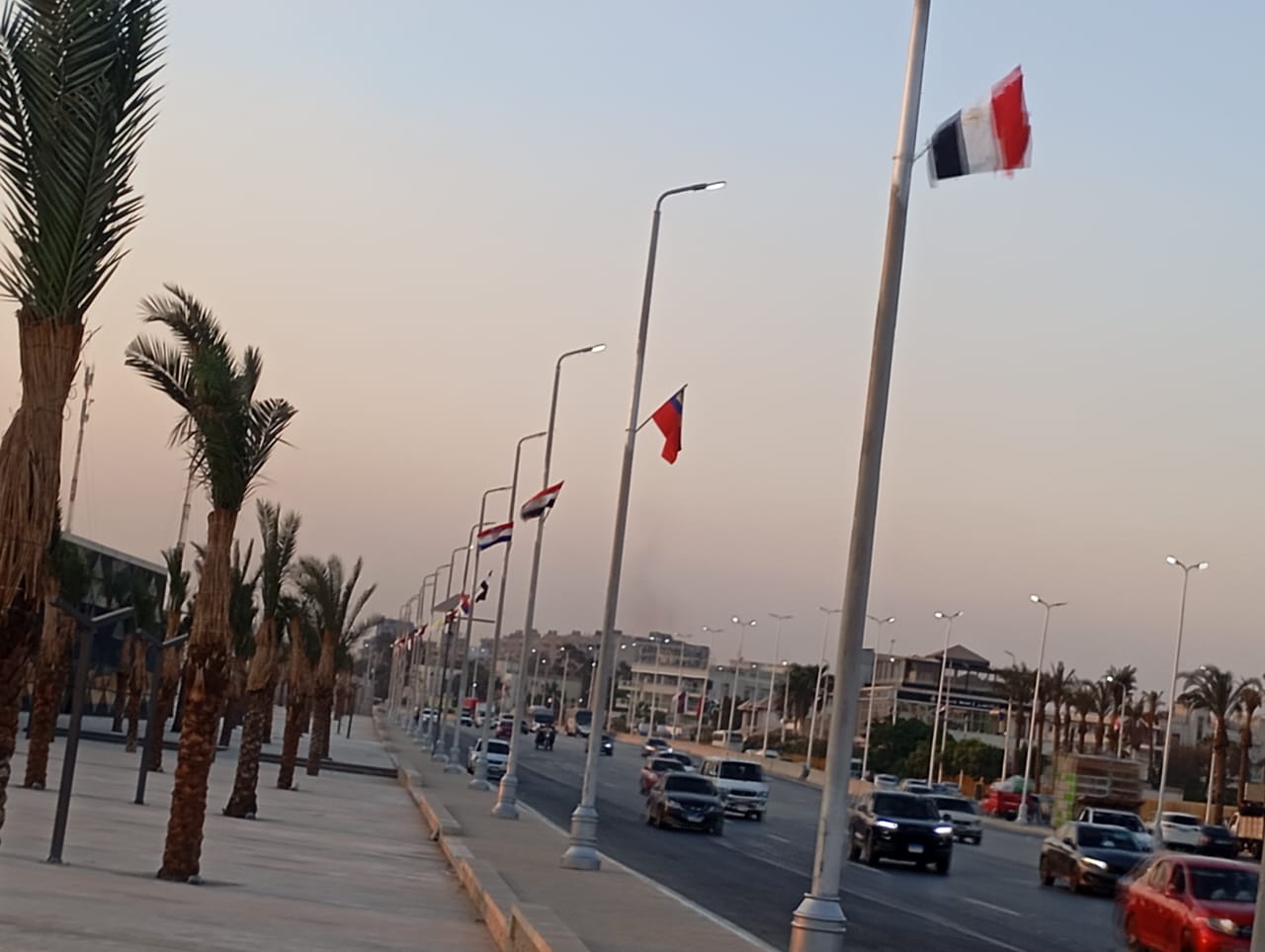 تعليق الأعلام واللافتات الترحيبية بالدول الضيوف