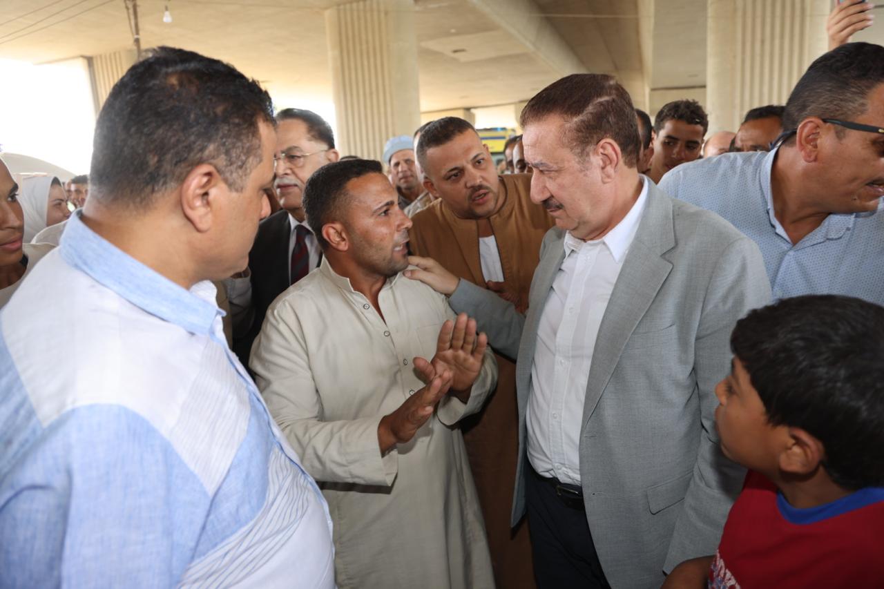 المحافظ مع الاهالى المحافظ مع الاهالى