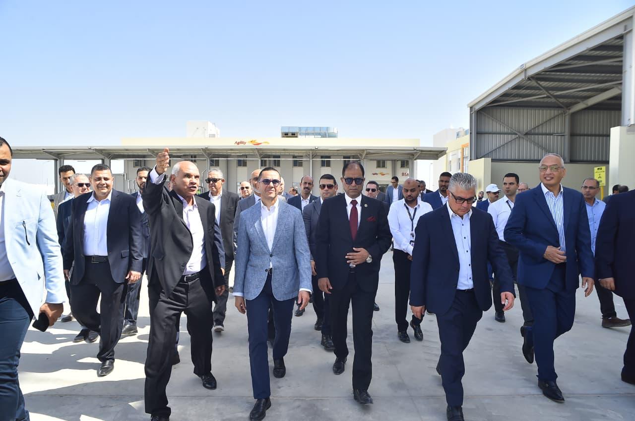وزير الاستثمار والتجارة الخارجية يتفقد المركز اللوجستي الجمركي للمنطقة الاقتصادية لقناة السويس (8)