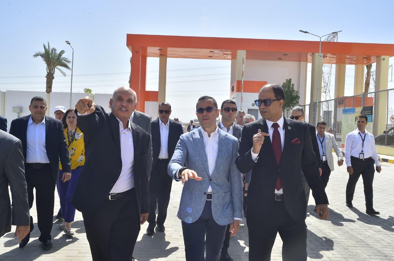 وزير الاستثمار والتجارة الخارجية يتفقد المركز اللوجستي الجمركي للمنطقة الاقتصادية لقناة السويس (2)