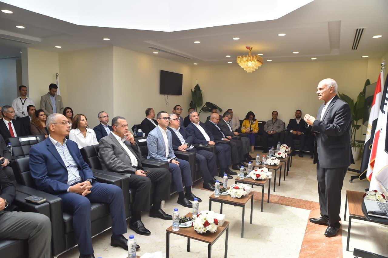 وزير الاستثمار والتجارة الخارجية يتفقد المركز اللوجستي الجمركي للمنطقة الاقتصادية لقناة السويس (5)