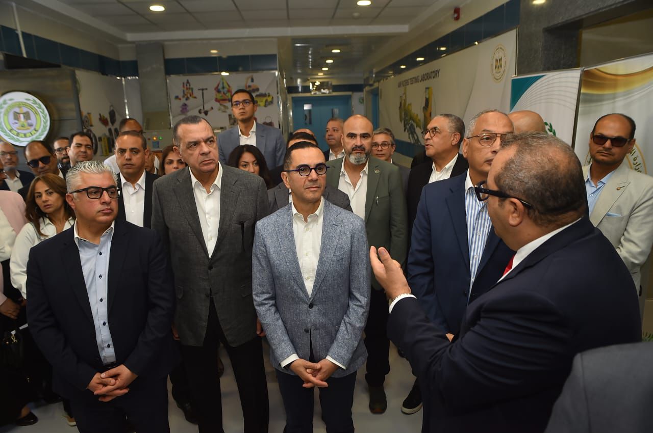 وزير الاستثمار والتجارة الخارجية يفتتح المرحلة الثانية من المعامل الصناعية المركزية بميناء العين السخنة (1)