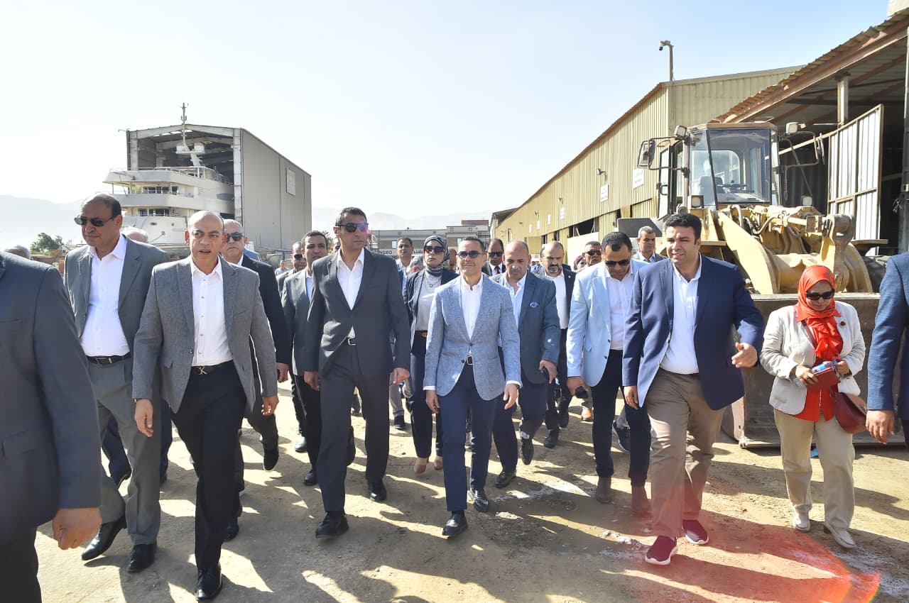 وزير الاستثمار والتجارة الخارجية ومحافظ السويس يتفقدان المنطقة الحرة بعتاقة والأدبية بالسويس الجديدة (2)