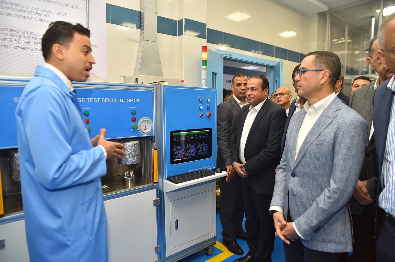 وزير الاستثمار والتجارة الخارجية يفتتح المرحلة الثانية من المعامل الصناعية المركزية بميناء العين السخنة (3)