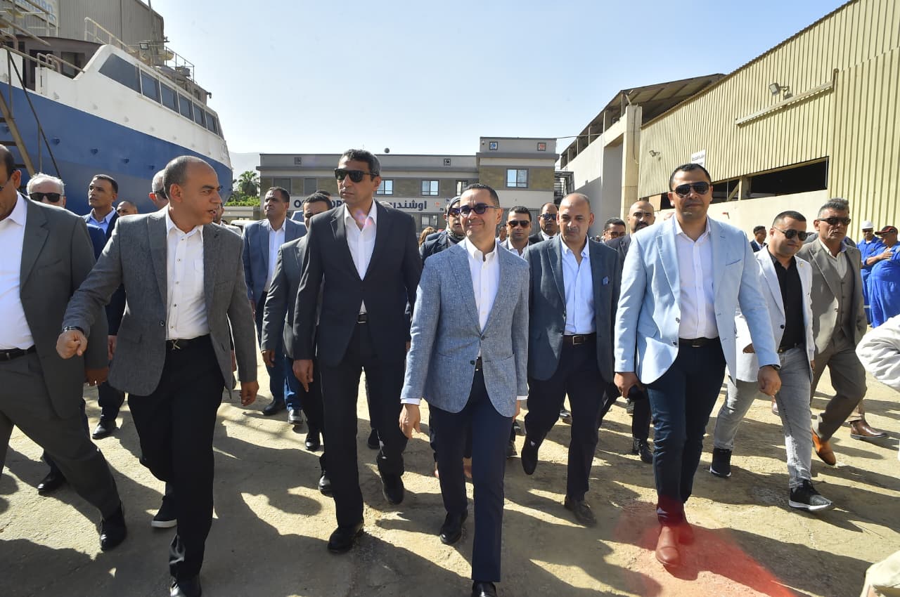وزير الاستثمار والتجارة الخارجية ومحافظ السويس يتفقدان المنطقة الحرة بعتاقة والأدبية بالسويس الجديدة (3)