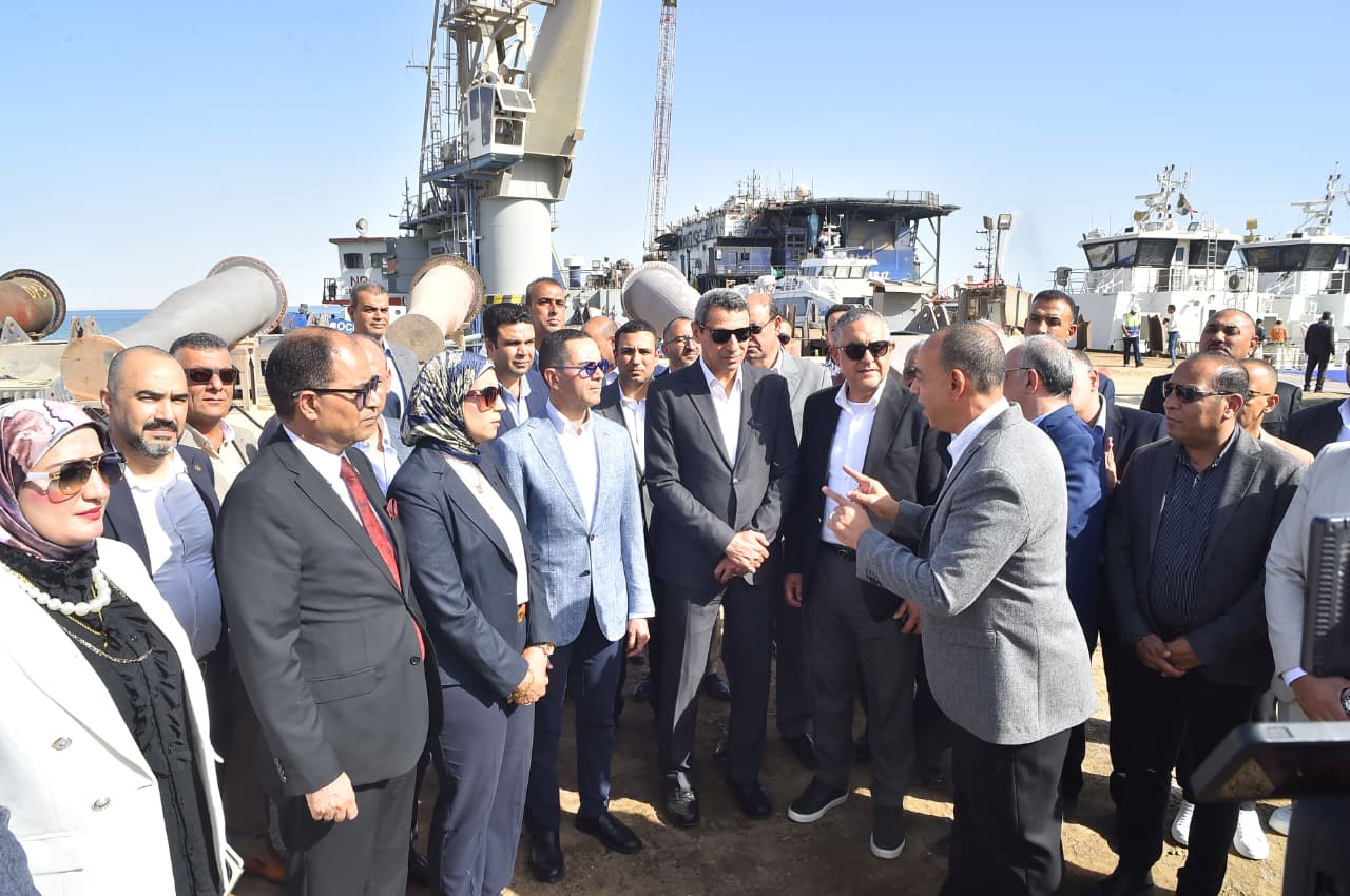 وزير الاستثمار والتجارة الخارجية ومحافظ السويس يتفقدان المنطقة الحرة بعتاقة والأدبية بالسويس الجديدة (1)