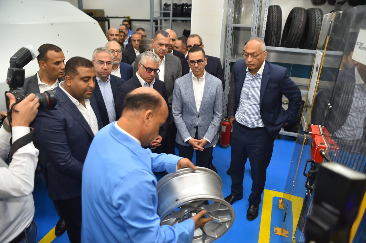 وزير الاستثمار والتجارة الخارجية يفتتح المرحلة الثانية من المعامل الصناعية المركزية بميناء العين السخنة (4)