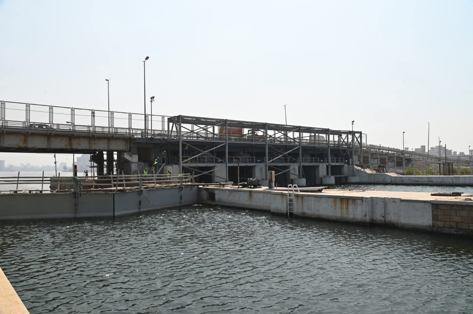 فتح هويس دمياط أمام تدفق المياه فتح هويس دمياط أمام تدفق المياه