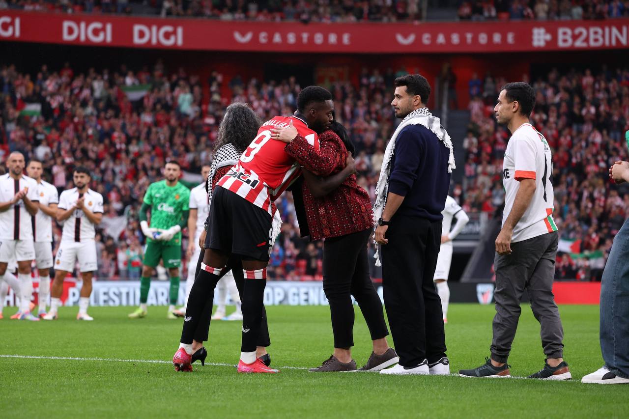 لاعبو أتلتيك بيلباو يستقبل اللاجئين لاعبو أتلتيك بيلباو يستقبل اللاجئين