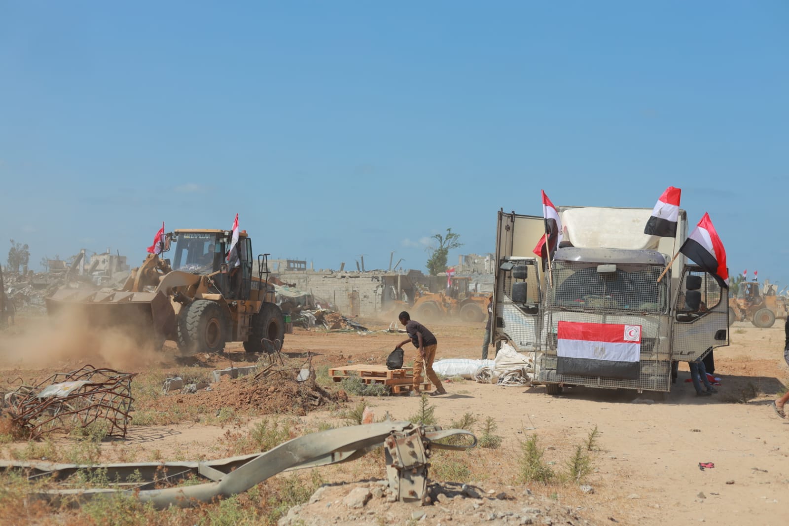 بدء إنشاء أكبر مجمع خيام للنازحين 2