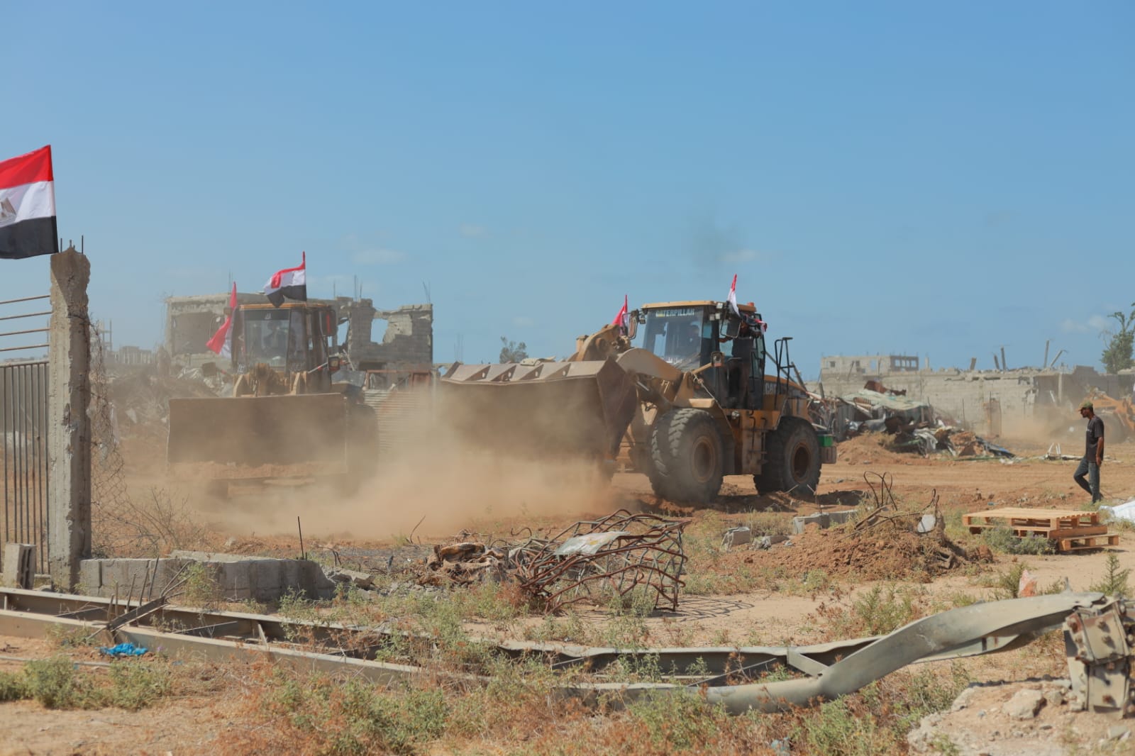 بدء إنشاء أكبر مجمع خيام للنازحين