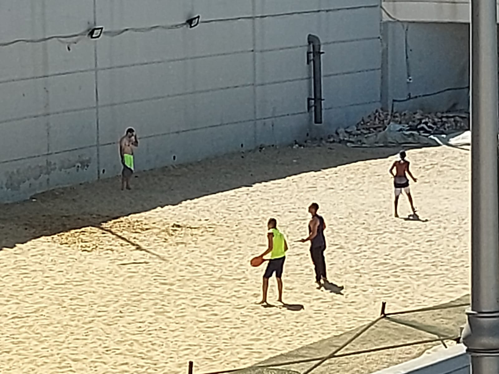 لعب الراكيت على الرمال لعب الراكيت على الرمال