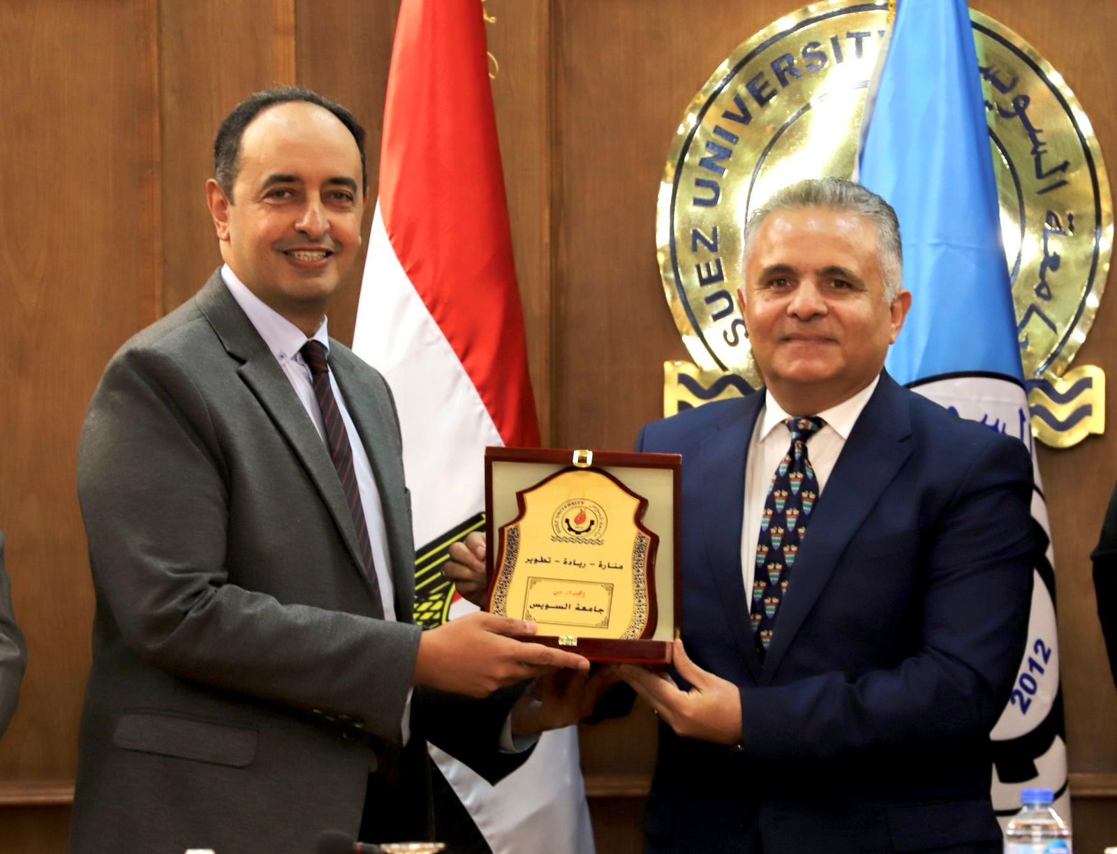 خلال توقيع  بروتوكول بين الدكتور عمرو  عثمان مدير صندوق مكافحة الإدمان و  الدكتور  أشرف حنيجل رئيس جامعة السويس