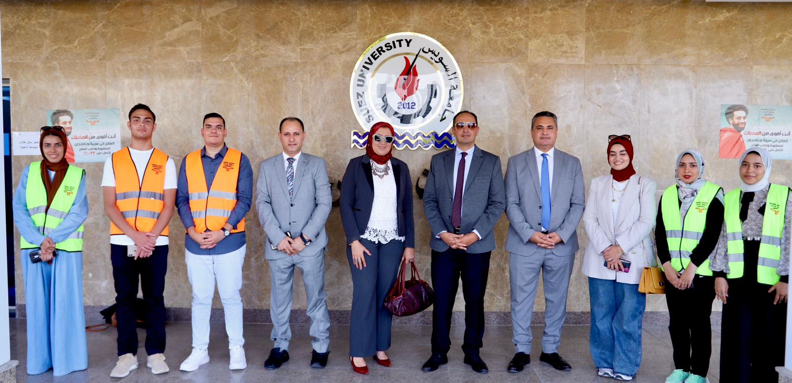 الدكتور عمرو عثمان يتوسط الكاتب  الصحفى مدحت وهبه والدكتورة دعاء محمد وقيادات الصندوق والمتطوعين